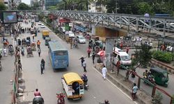 Bangladeş'te otobüs ile tren çarpıştı!
