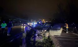 Bartın’da, köprü korkuluklarına çarptı; 2 yaralı