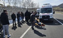 Bingöl-Diyarbakır kara yolunda otomobil istinat duvarına çarptı; 2'si ağır, 5 yaralı