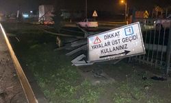 Bursa'da otomobil direğe çarptı: 2 kişi yaralandı