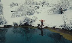 Eksi 5 derecede mineralli gölde yüzdüler