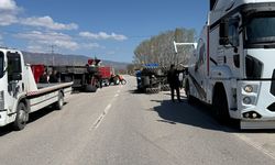 Gübre yüklü traktör devrilince yol trafiğe kapandı