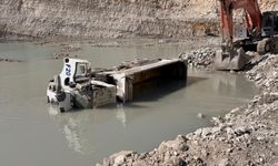 Hafriyat kamyonunun şoförü öldü