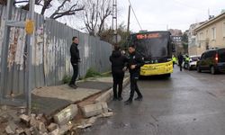 İETT otobüsü aydınlatma direğine çarptı; 4 yaralı