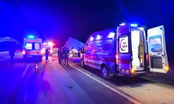 Kamyonet Tıra Arkadan Çarptı