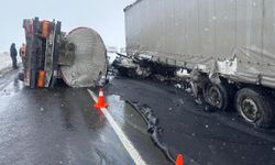 Kars'ta devrilen zift yüklü tankere, TIR çarptı: 2 kişi yaralandı