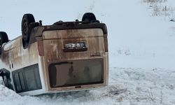 Kars'ta minibüs şarampole devrildi: 5 kişi yaralandı