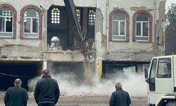 Malatya'da depremin vurduğu 43 yıllık cami kontrollü şekilde yıkıldı