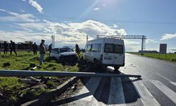 Öğrenci Servis Minibüsü ile Otomobil Çarpıştı