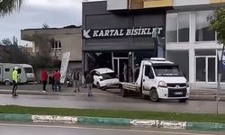 Osmaniye'de otomobil iş yerine daldı