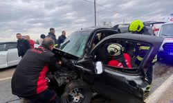 Osmaniye'de otomobil ve hafif ticari araç çarpıştı
