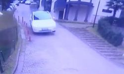 Otomobil, sitenin demir kapısını kırdı