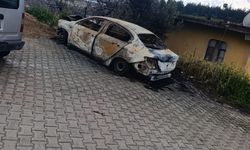 Otomobili kundaklayan kişi alevlerin arasında kaldı