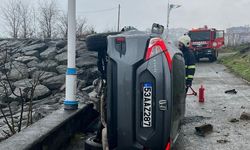 Otomobiol kayganlaşan yolda takla attı