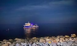 Rize’de balıkçı teknesi kayalıklara oturdu: Kaptan kurtarıldı