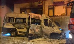 Sarıyer'de minibüsü alevler sardı