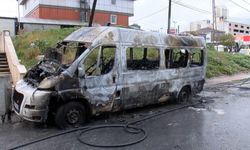 Servis minibüsü alev aldı