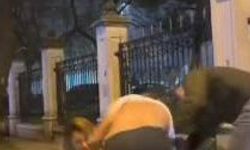 Sevgilisini sokakta darbetti