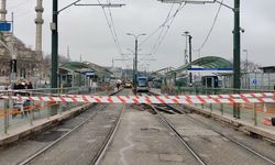 Seyir halinde olan tramvay raydan çıktı