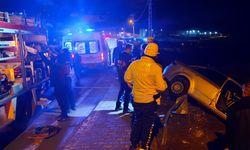 Sivas'ta Otomobil Bariyerlere Çarptı