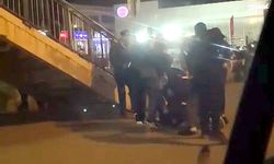 Sokak ortasında 'laf atma' kavgası kameraya yansıdı