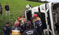 Tanker, yağmur suyu tahliye kanalına devrildi