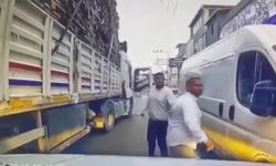 TIR'dan bıçakla inip otomobile saldırdılar