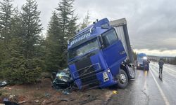 TIR'ın çarptığı otomobil sürükledi