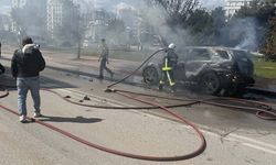 Yanan otomobilindeki kedisini son anda kurtardı