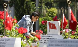 Karşıyaka Mezarlığı’nda Bayram Yoğunluğu: Şehitlikte Duygu Dolu Anlar