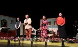 “Kral Dairesi” sahnede: Prömiyere yoğun ilgi