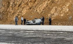 Sivas'ta otomobil devrildi: 3 yaralı