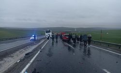 Aksaray'da feci kaza: Yolcu otobüsü 10 araca çarpıp durabildi