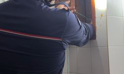 Avcılar'da güvercin ve martı havalandırma boşluğuna düştü