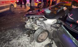 Avcılar'da iki otomobil kafa kafaya çarpıştı