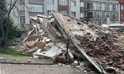 Avcılar’da yıkım sırasında bina çöktü: Operatör son anda kurtuldu