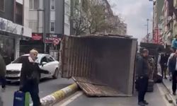 Demir boşaltan kamyonun damperi devrildi