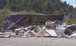 Devrilen parke yüklü TIR'ın sürücüsü hayatını kaybetti