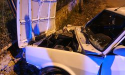 Ehliyetsiz ve alkollü sürücü istinat duvarına çarptı