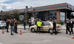 Gazetecilerden polislere kutlama