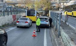 İstanbul'da kaldırıma çarpan araç yan yattı