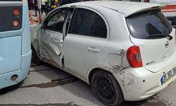 İstanbul'da otomobil ve minibüs çarpıştı