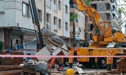 İzmir'de Vincin Kırılan Taşıma Kolu, Güvenlik Kulübesine Düştü