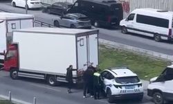 Kaza geçiren kadın kucağındaki bebekle isyan etti