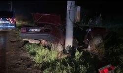 Kütahya’da direğe çarpan otomobilin sürücüsü öldü
