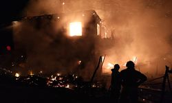 Manisa’da korkutan yangın: İki katlı ev kül oldu, 1 kişi hastaneye kaldırıldı