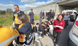 Öğrenci otobüsü otomobilin üstüne devrildi