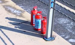 Otomobil yanınca özel harekat polisleri yolu kapattı