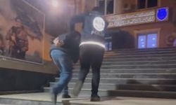 Polis yeleğiyle yayın yapan şüpheli yakalandı