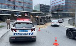 Sarıyer'de Hafriyat Kamyonu Devrildi